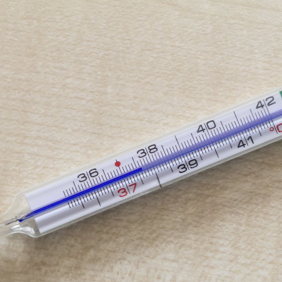 analog thermometer is displaying a temperature of 376 celsius degrees