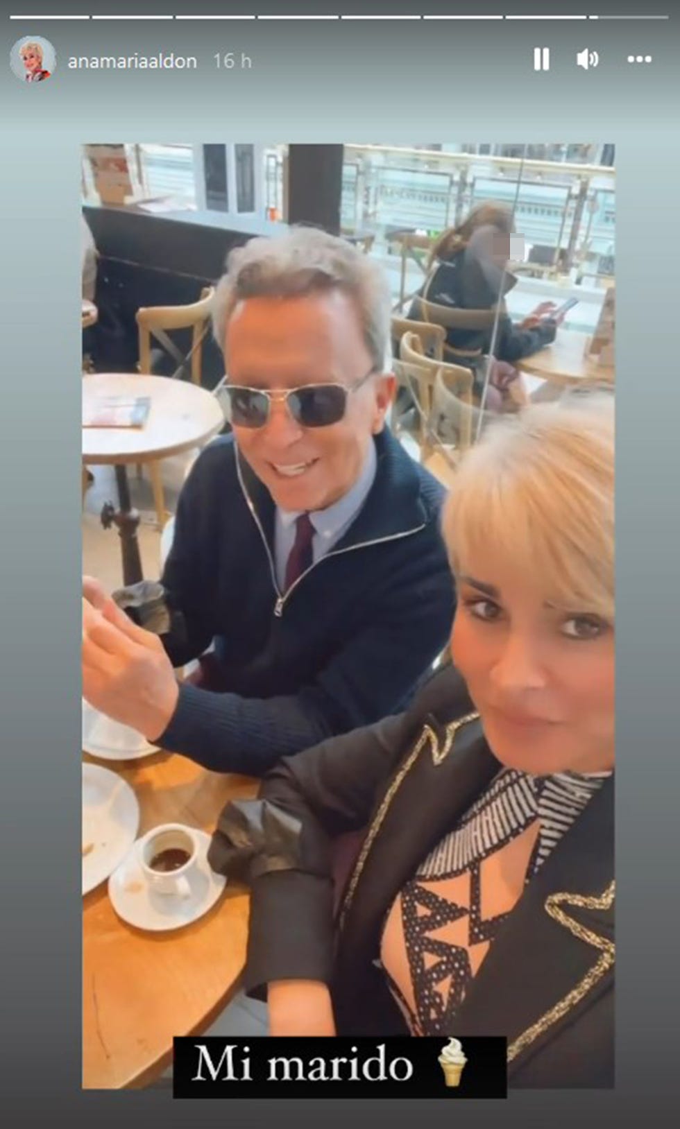 la pareja se toma un café y un helado en una cafetería