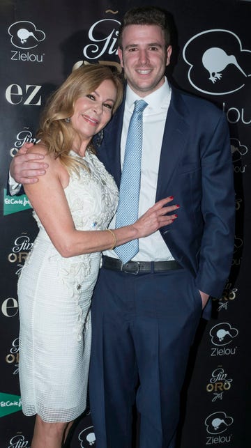 la actriz se abraza a su hijo aless en una foto de archivo