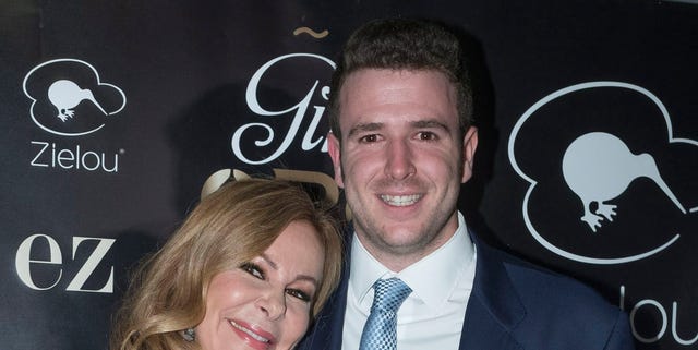 Ana Obregón con su hijo Aless Lequio la actriz se abraza a su hijo aless en una foto de archivo