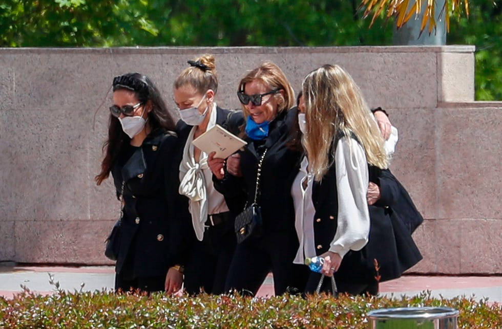 ana obregón, arropada por sus hermanas amelia y celia su sobrina celia y carolina, la novia de su hijo aless, en el entierro de aless lequio