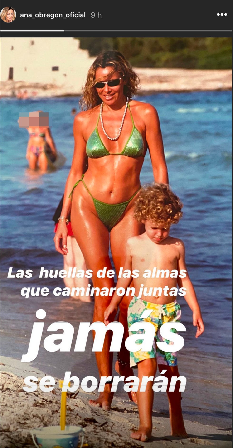 ana obregón comparte una foto con su hijo, aless lequio, en la playa cuando era un niño