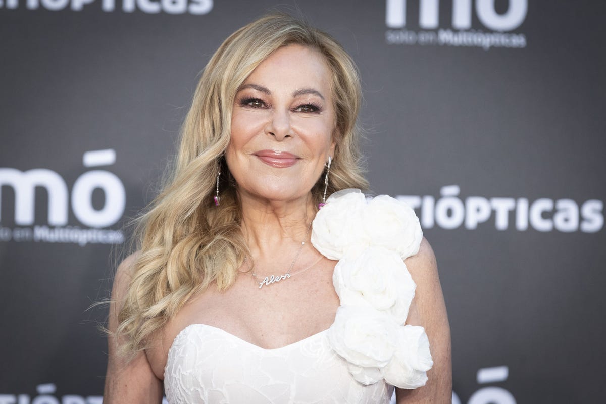 la actriz sonríe ante la prensa con un vestido midi blanco de tul