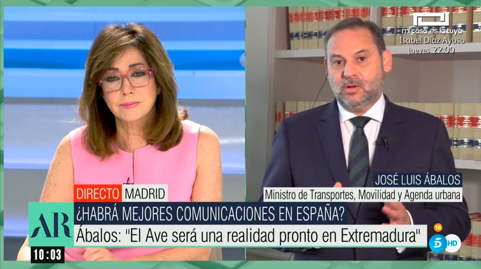 la presentadora y el ministro de transportes