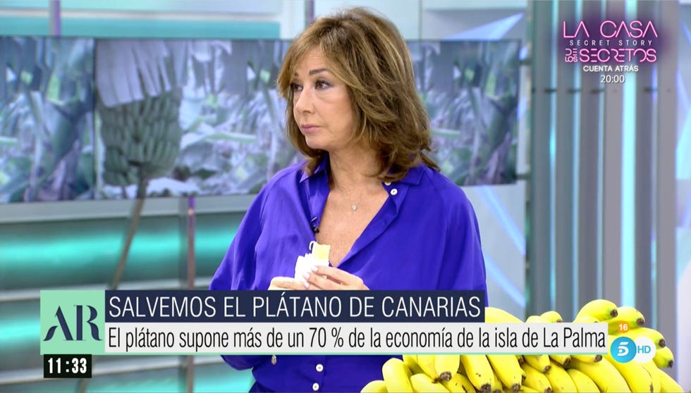 la presentadora sujeta un plátano durante la emisión de su programa