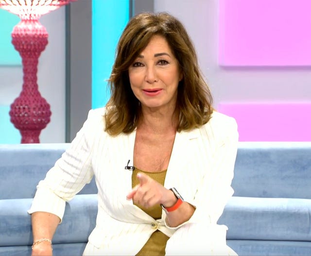 la periodista, con un traje blanco, comparte una alegría con sus espectadores