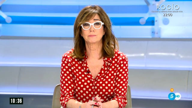 la presentadora, con gafas y camisa de lunares, en 'el programa de ana rosa'