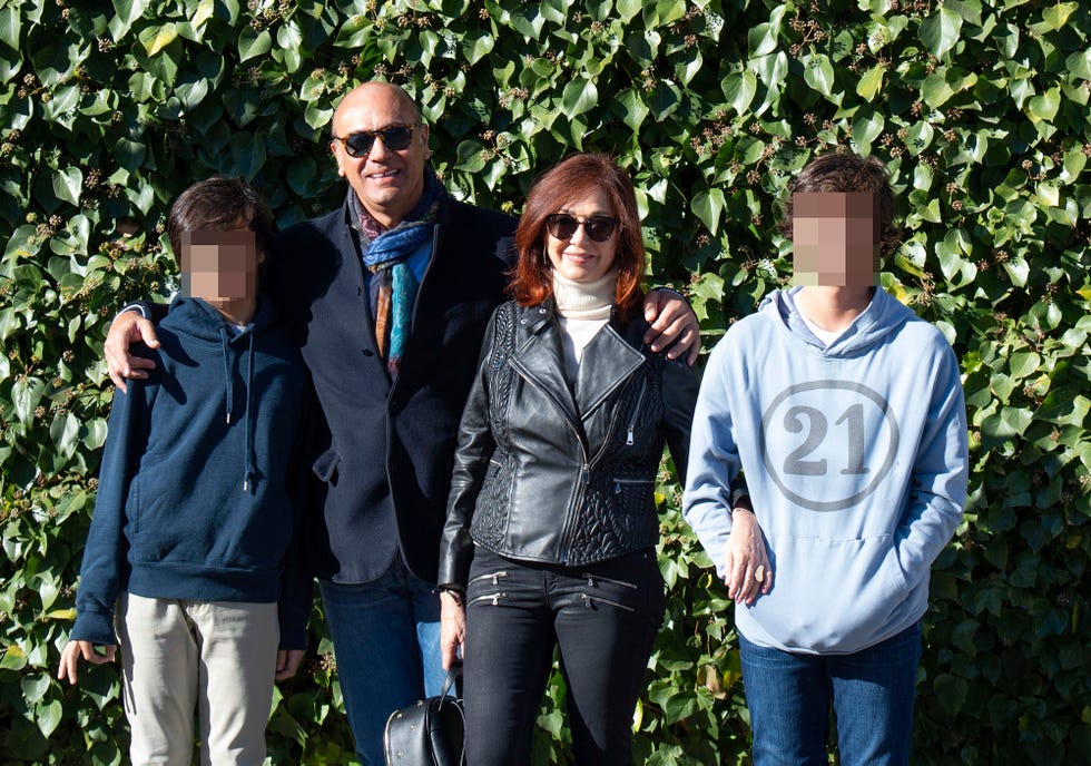 la periodista posa con su esposo y sus mellizos