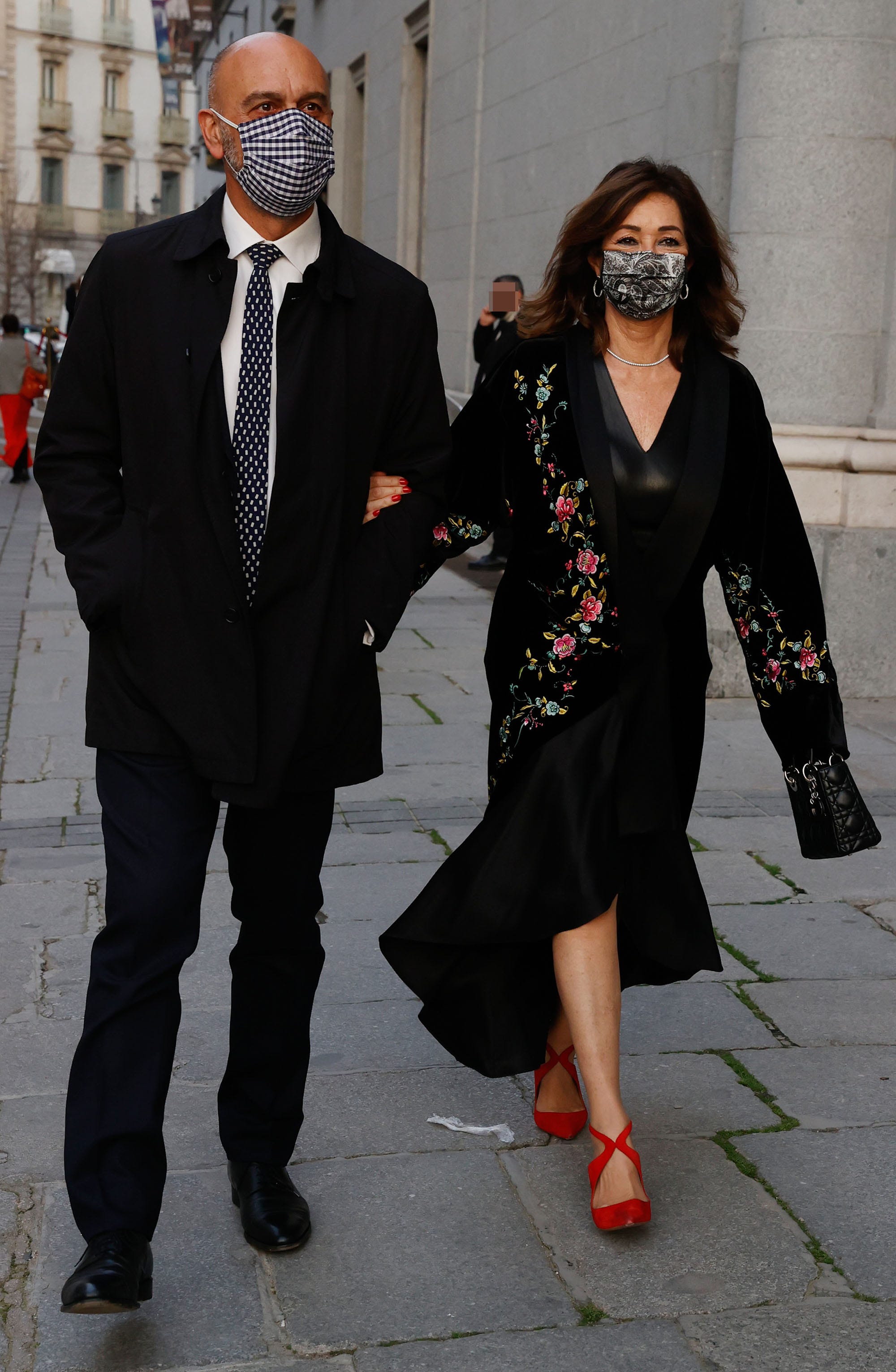 ana rosa quintana y su marido, juan muñoz, acuden a ver la ópera norma en el teatro real de madrid