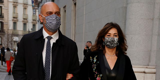 Ana Rosa Quintana y su marido, Juan Muñoz, acuden a la ópera ana rosa quintana y su marido, juan muñoz, acuden a la ópera