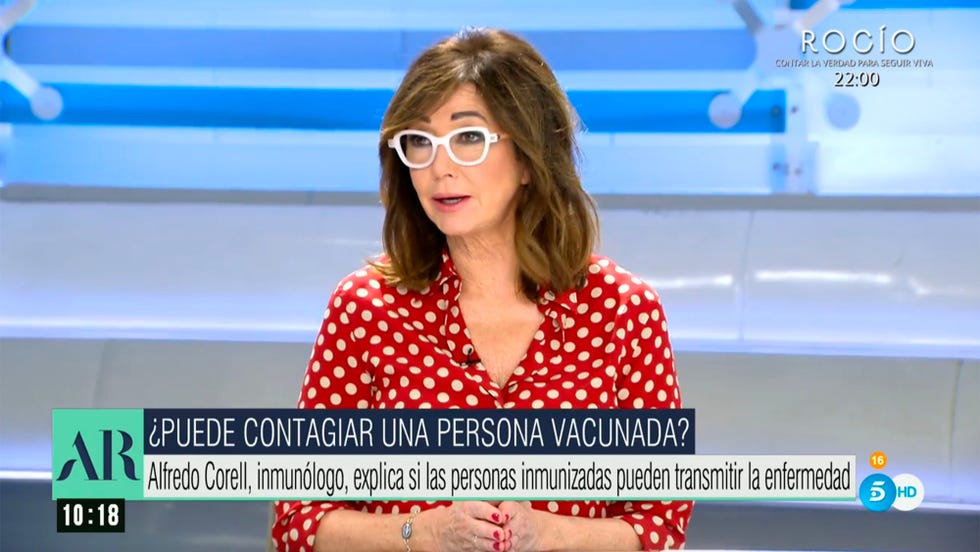 la periodista en el plató de telecinco con blusa de lunares y gafas de ver