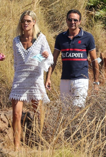 ana soria y enrique ponce pasean por los alrededores de una playa en almería
