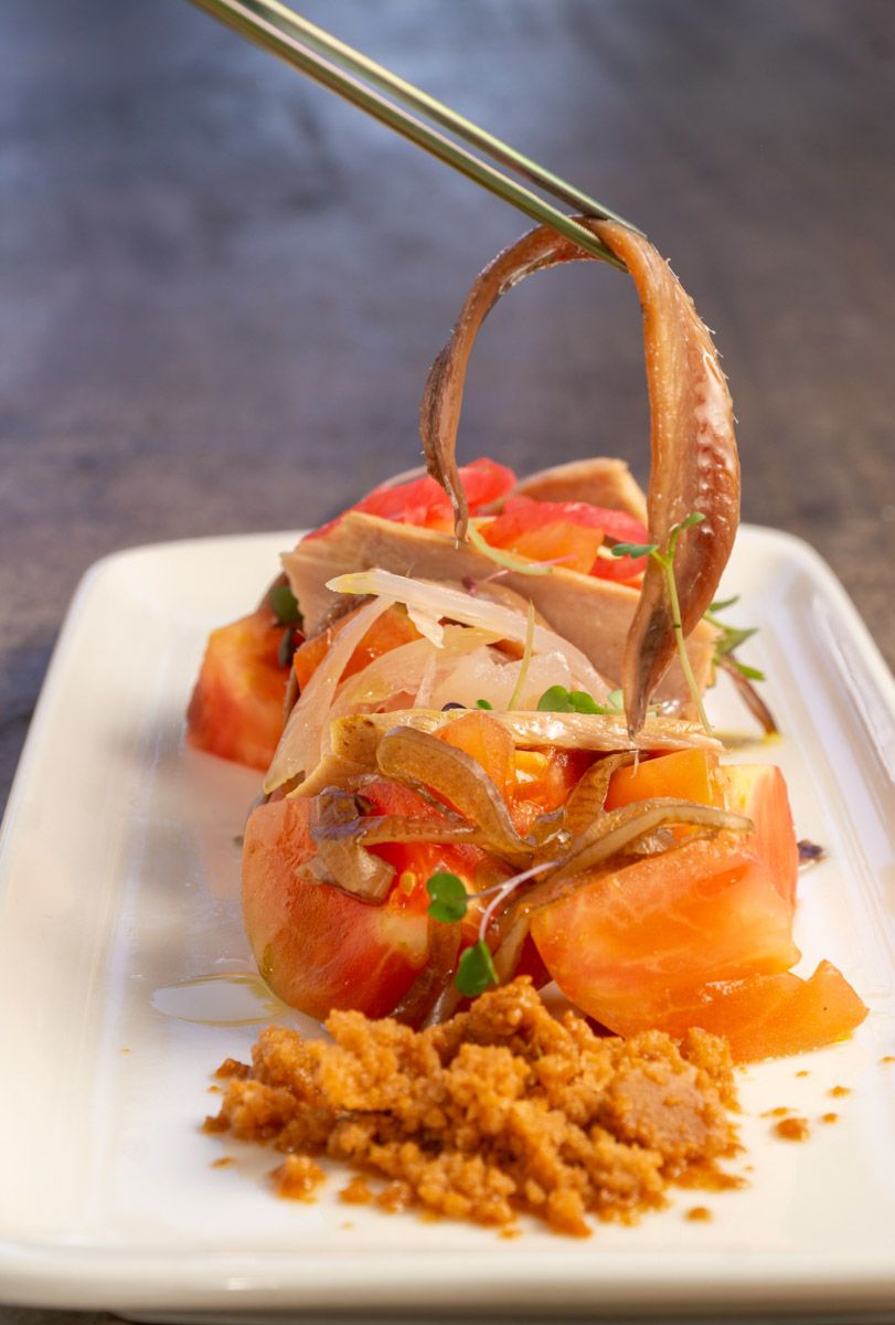 plato de anchoa del cantábrico sobre base de tomate rallado