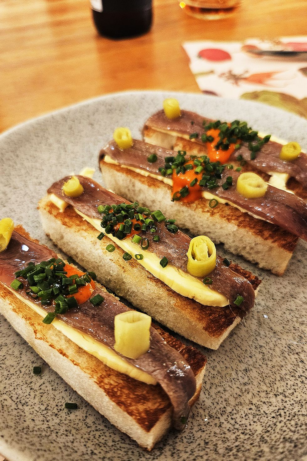 ﻿anchoas con mantequilla ahumada en brioche, plato del restaurante malabar bistró en becerril de la sierra, madrid