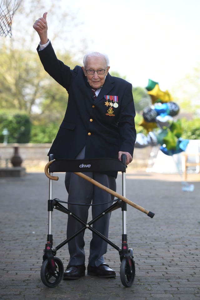 El capitán Tom Moore celebra sus 100 vueltas al jardín para vencer al coronavirus.