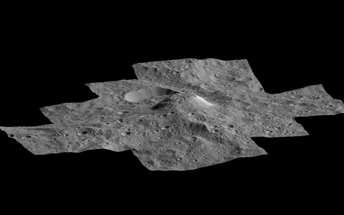 Op deze foto die is samengesteld uit opnamen van de NASAsonde Dawn rijst de mysterieuze ijsvulkaan Ahuna Mons op uit het omringende landschap