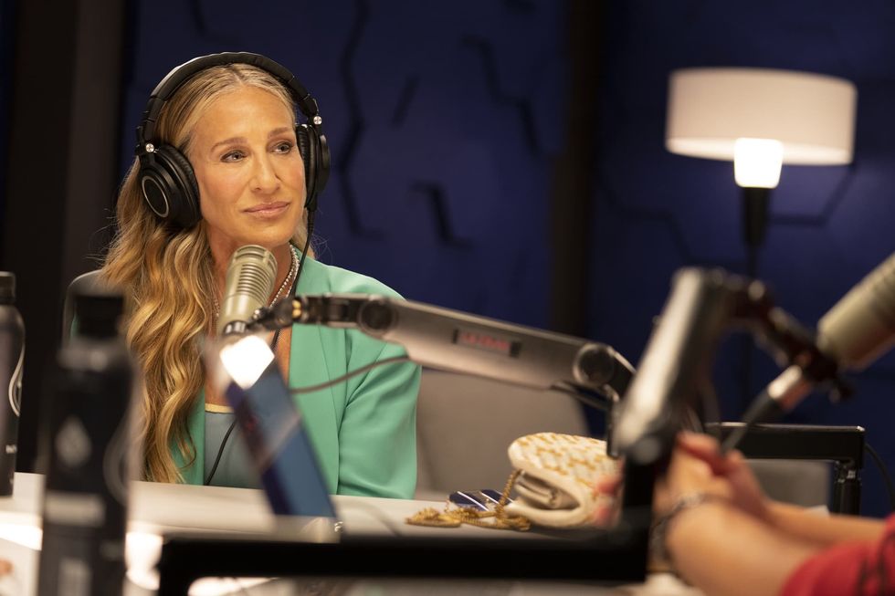 and just like that viewers are annoyed over carrie bradshaw podcast detail