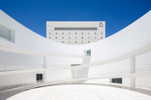 Het Museo Memoria de Andaluca in Granada biedt bezoekers de gelegenheid om de geschiedenis van de regio Andalusi van de prehistorie tot heden te verkennen Het door Alberto Campo Baezaontworpen gebouw sluit direct aan op het hoofdkantoor van de eigenaar van het museum de Caja Granada Savings Bank die eveneens door Baeza werd ontworpen Het bijzondere bouwwerk omvat drie verdiepingen waarvan de bovenste op hetzelfde niveau ligt als de sokkel van de Caja Granada Het gebouw dat verwijst naar een traditionele woning is rond een cirkelvormige binnenhof opgetrokken waarin de verschillende etages onderling door elliptische hellingbanen zijn verbonden Aan het uiteinde van het centrum staat een reusachtige witte steenplaat die is bedekt met plasmaschermen en wordt gebruikt voor vertoningen
