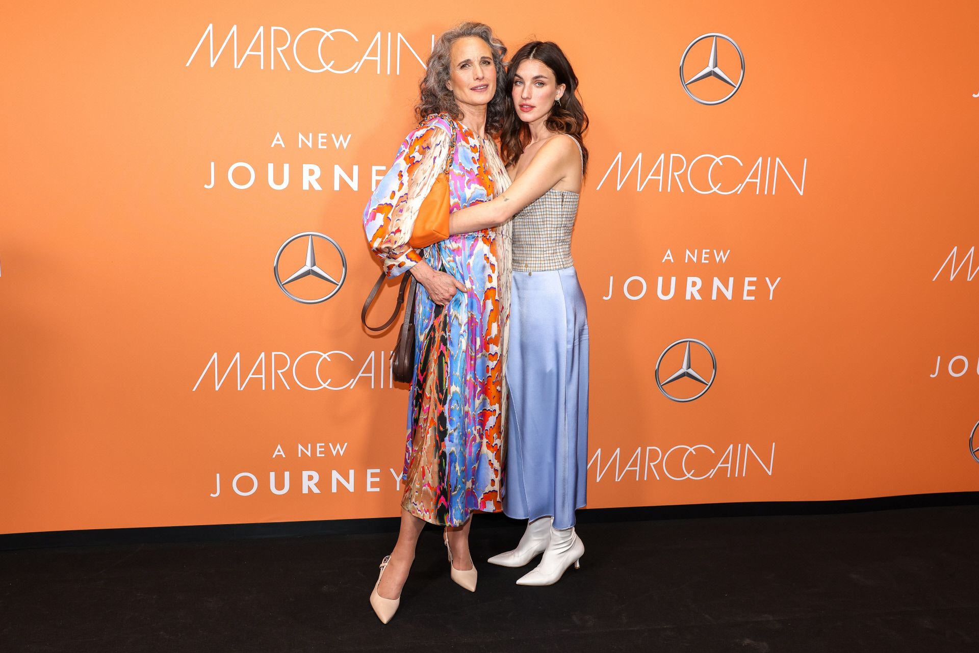 Andie MacDdowell, de 64 años, luciendo canas con su hija