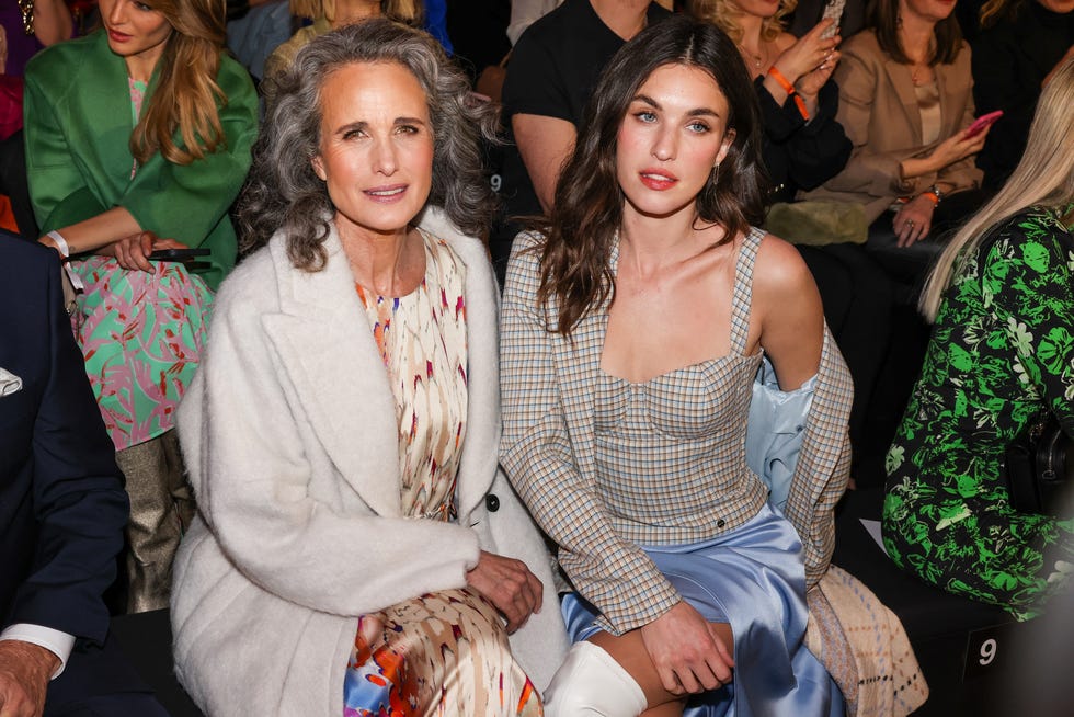 Andie MacDdowell, de 64 años, luciendo canas con su hija