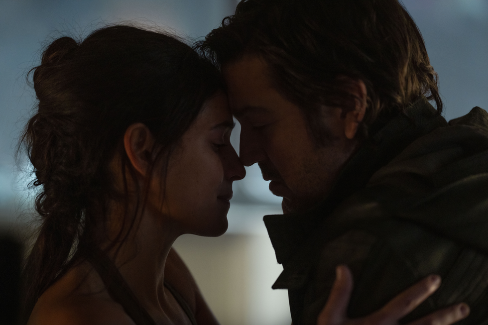 (l r) bix caleen (adria arjona) en andor (diego luna) in lucasfilm's andor seizoen 2