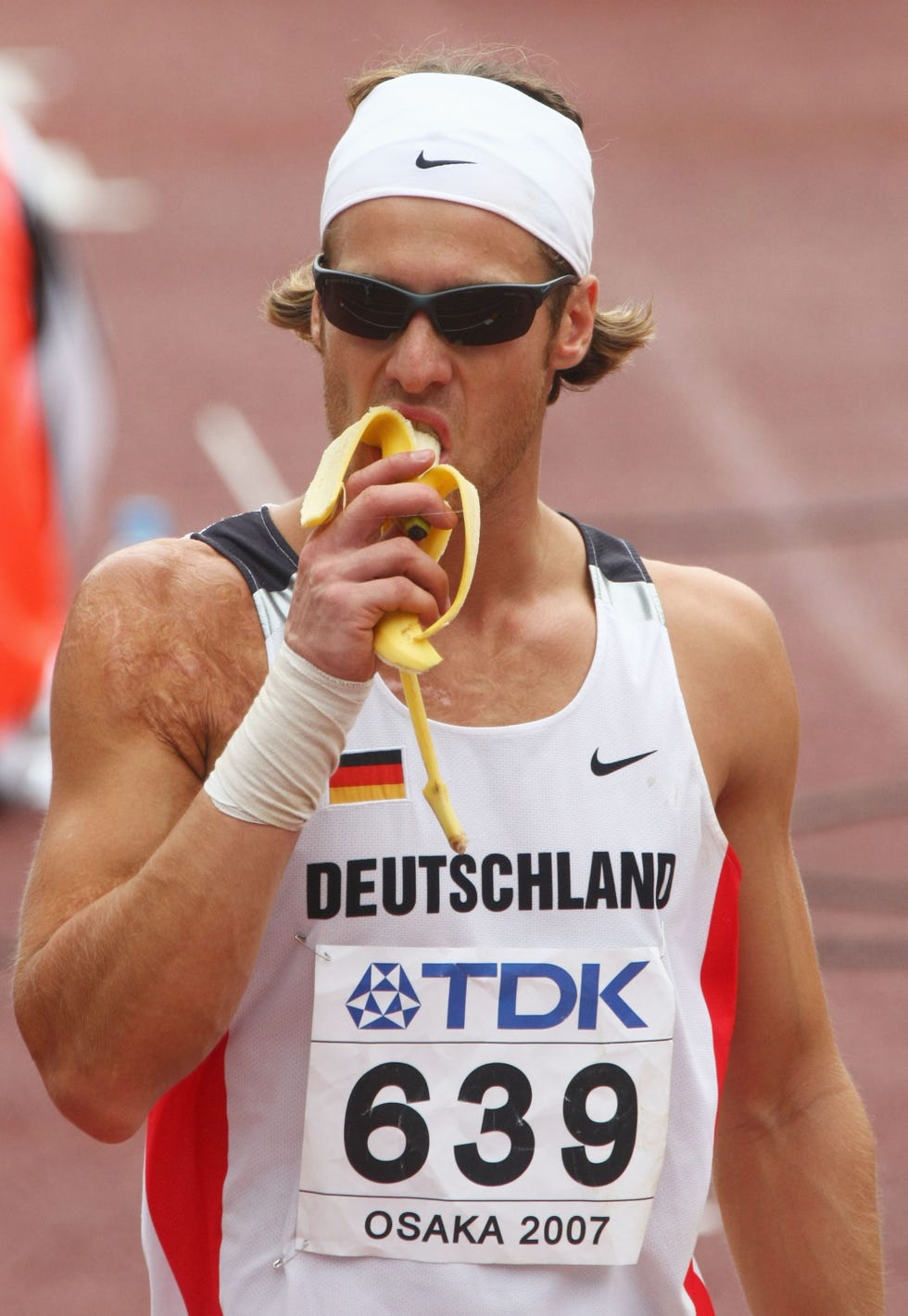 Un atleta alemán se come un plátano durante el Mundial de Osaka 2007.