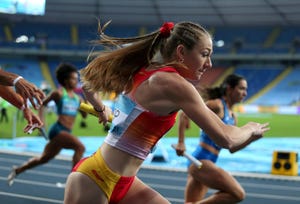 andrea jiménez corre en la final del mundial de relevos de silesia de 4x400 mixto