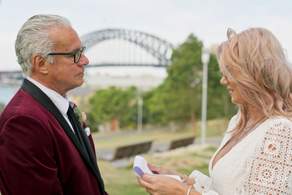 andrea y richard, mirándose en casados ​​a primera vista australia