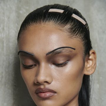 Gioielli per il viso makeup: strass e perle tendenza beauty 2022