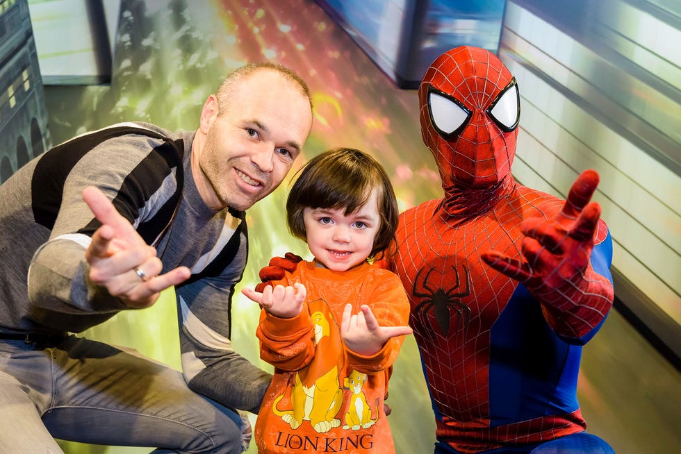 Andrés Iniesta con su hijo