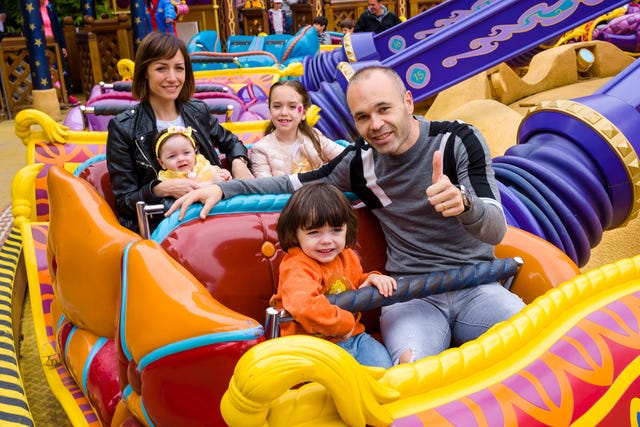 Andrés Iniesta con su familia en Disneyland Paris