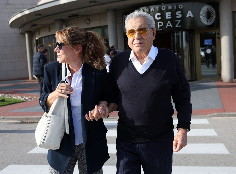 andres pajares y su mujer, juana gil, a la salida del tanatorio tras despedirse del cineasta mariano ozores