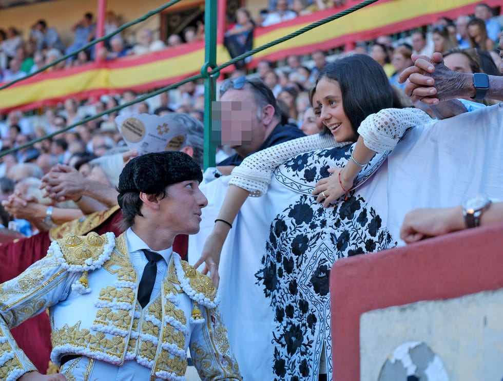 andres roca rey y victoria federica presumen de amistad en el ruedo