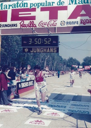 andrés sánchez franco entra en la meta del maratón de madrid