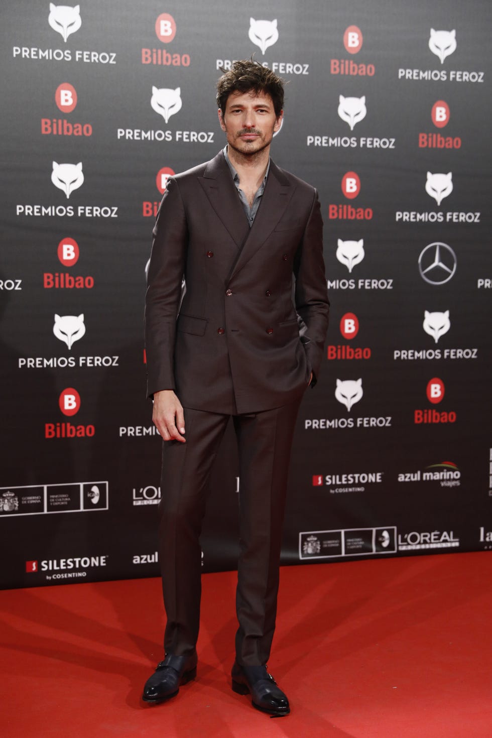 Suit, Red carpet, Carpet, Red, Premiere, Formal wear, Tuxedo, Flooring, Event, Muscle, 