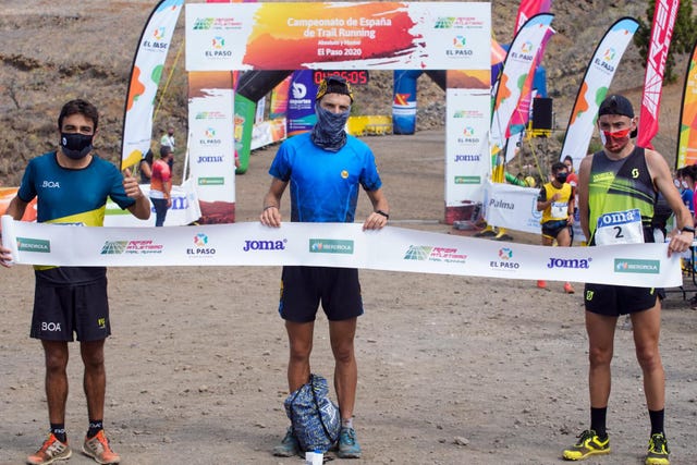 andreu simon, en el centro, con el resto del podio del campeonato de españa de trail de el paso