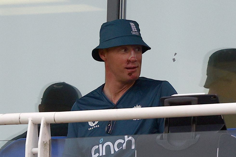 Andrew „Freddie“ Flintoff besucht das Cricketspiel England gegen Neuseeland. Er trägt einen blauen Fischerhut und ein blaues Hemd und schaut nach links