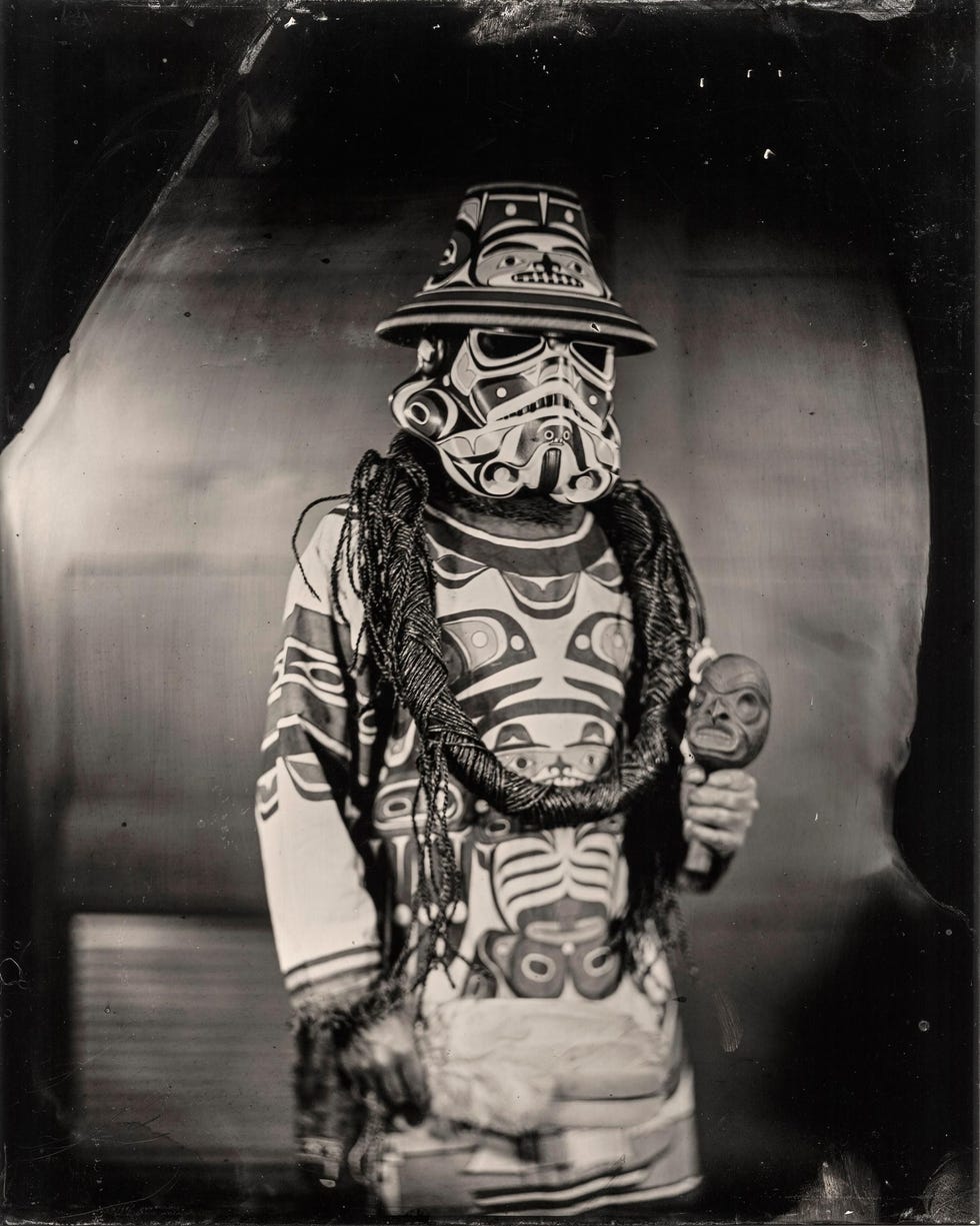 Andy Everson een lid citizen van de Kmoks First Nation poseert gekleed als een Kmoks Imperial Stormtrooper voor een portret door Will Wilson