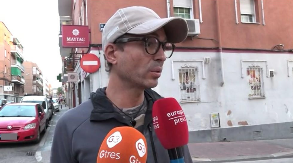 el hijo de barbara rey con gorra y gafas