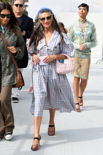 Ángela molina con vestido naíf en el festival de venecia