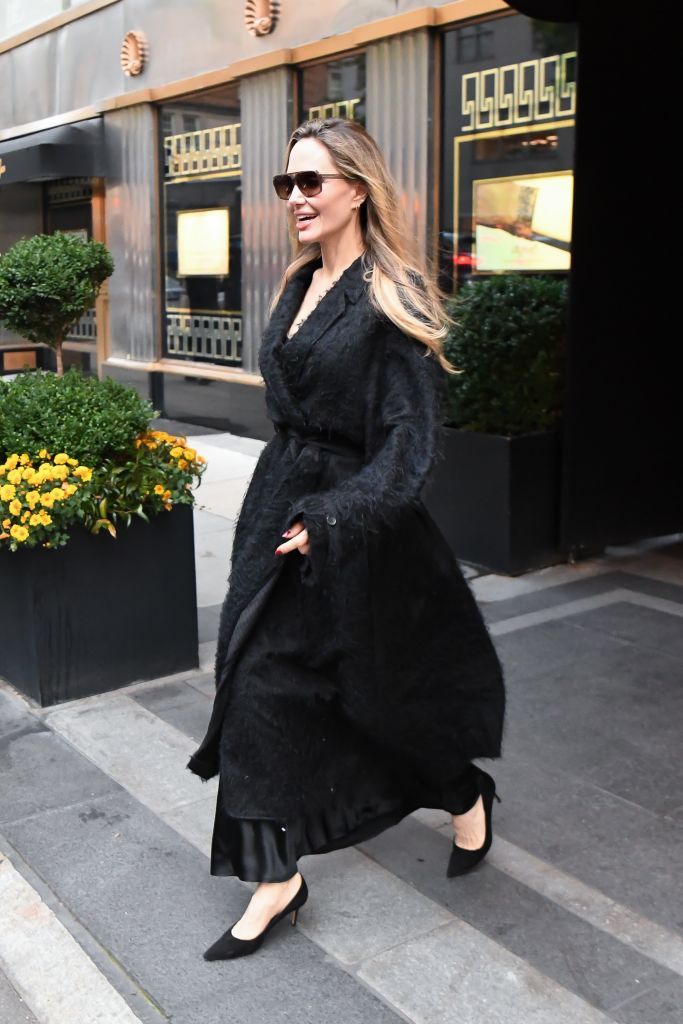 Angelina Jolie Shows Us How To Solve The Common Suit And