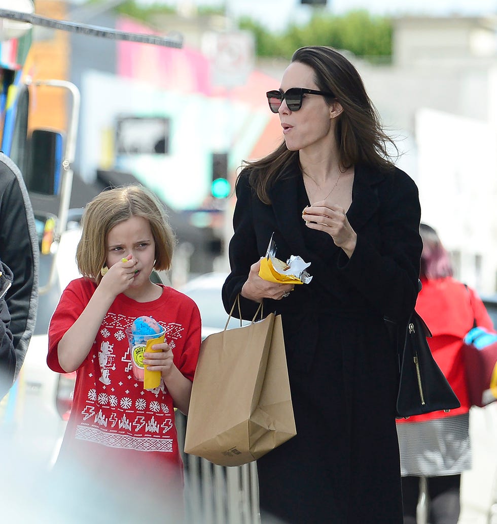 Street fashion, Eyewear, Shopping, Fashion, Sunglasses, Snapshot, Shoulder, Outerwear, Joint, Tote bag, 