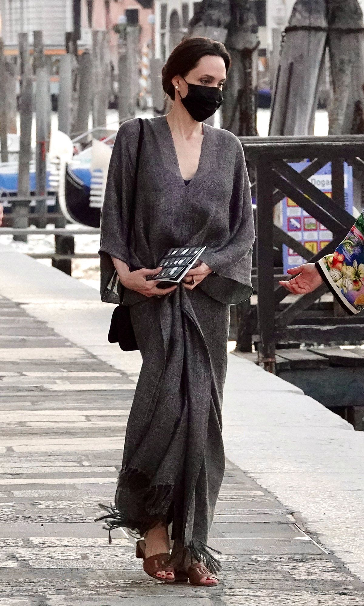 Angelina Jolie el vestido túnica gris más versátil