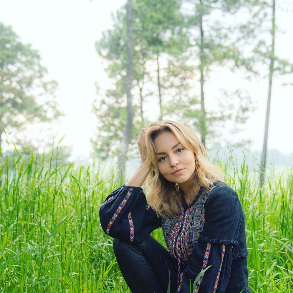 angelique boyer posa en un verde bosque