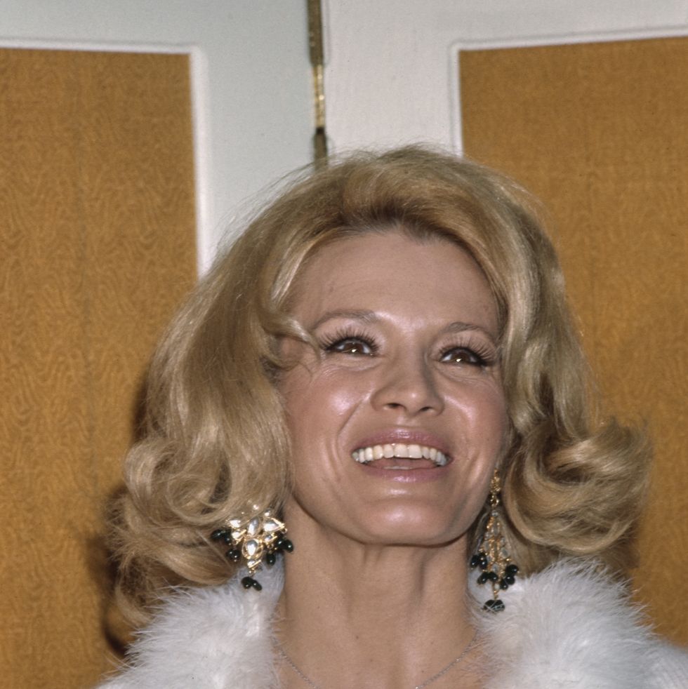 angie dickinson wins at the 32nd golden globe awards, los angeles, california, united states, 26th january 1975. (photo by michael ochs archives/getty images)
