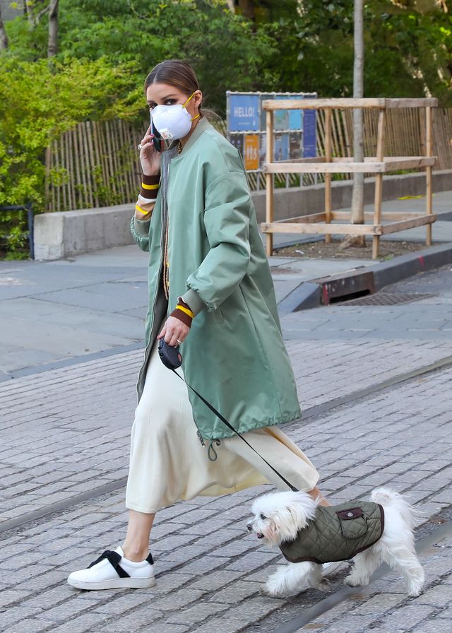 olivia palermo loopt met een masker en haar hond in new york city