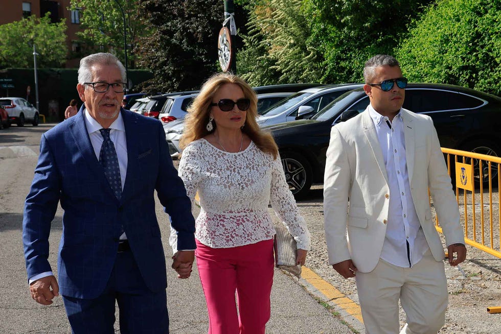 josé ortega cano y ana maría aldón reaparecen juntos en la comunión de su hijo, marcada por las ausencias