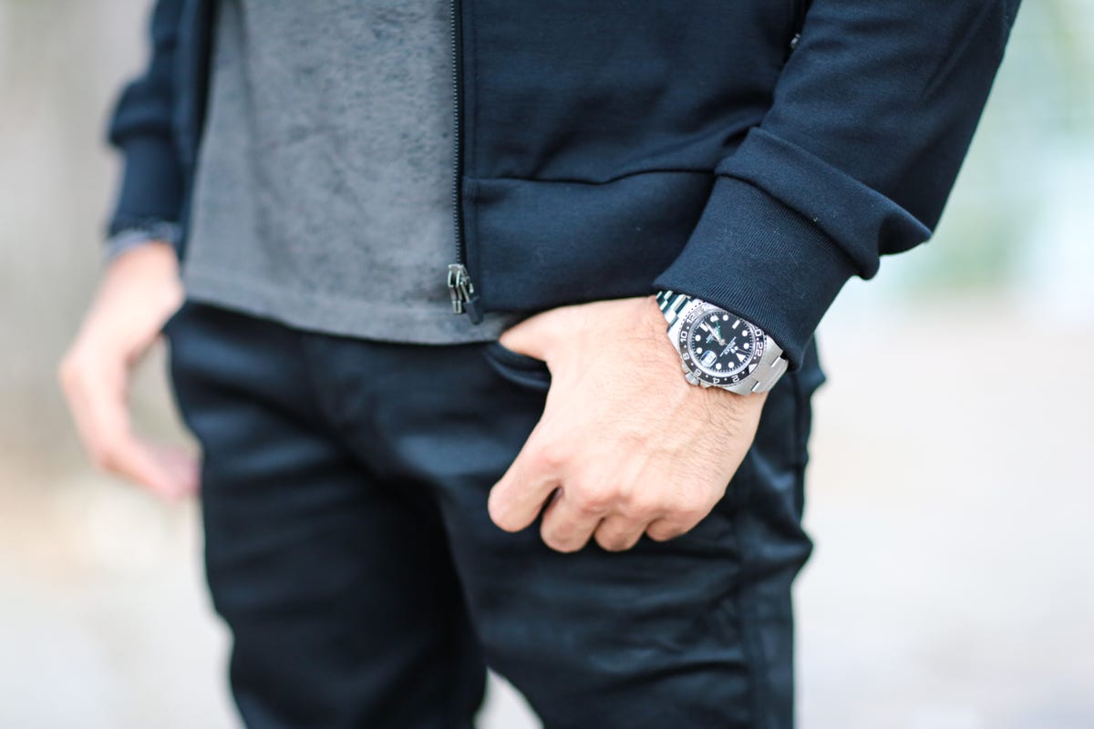 Un hombre elegante que cuida sus relojes se los lleva de vacaciones en uno  de estos estuches