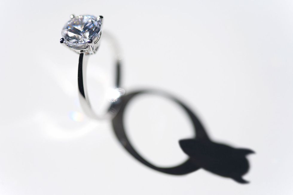 anillo de diamante con sombra de diablo