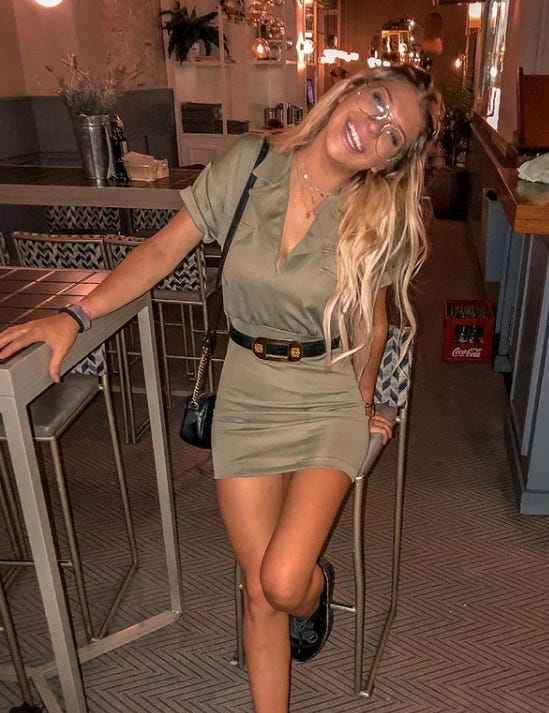 Clothing, Leg, Blond, Thigh, Fashion, Human leg, Long hair, Footwear, Waist, Brown hair, 